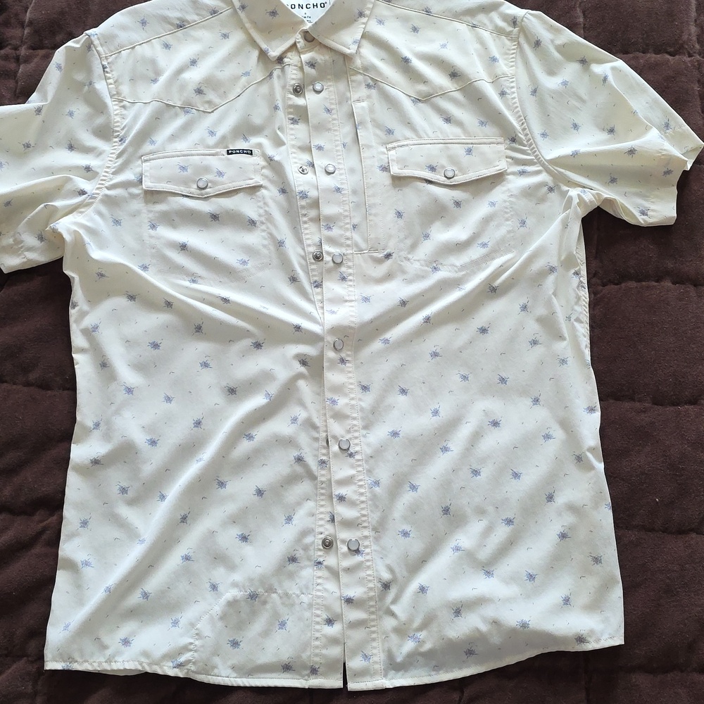 Poncho Men's Short-Sleeve Casual Button-Down Shirt in Cream with Subtle Print
